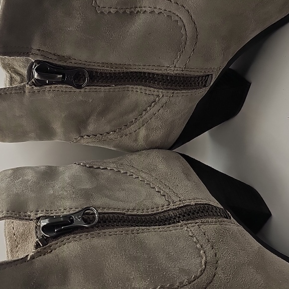 Sam Edelman Louie Fringe Suede Booties. Size 7 - Picture 7 of 9